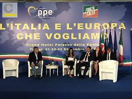 Silvio Berlusconi è appena arrivato a Fiuggi: accolto da un coro di applausi
