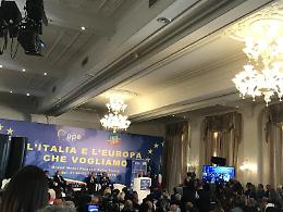 L'Italia e l'Europa che vogliamo: Berlusconi è appena salito sul palco di Fiuggi