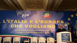 Berlusconi a Fiuggi: “Scendo in campo per l'Italia e per voi”