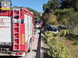 Escono fuori strada e finiscono nella cunetta: coppia di anziani miracolata