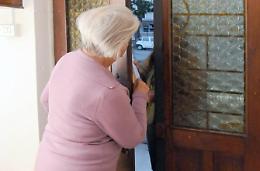 Prima una telefonata, poi si fingono carabinieri e le rubano tutto l'oro