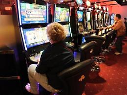 Spende tutti i soldi al gioco e poi simula uno scippo: nei guai una donna