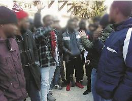 Raid contro immigrati, colpiti anche con mazze da baseball. Si cercano i video