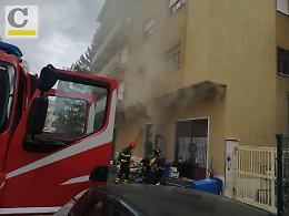 Incendio in un appartamento, paura per un deposito al piano terra