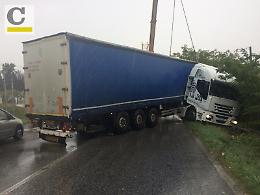 Tir sbanda ed esce fuori strada: grande paura per l'autista