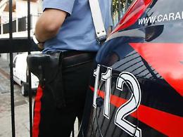 Con coltelli e pistole in auto: un uomo finisce nei guai