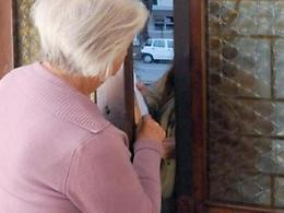 Si fingono tecnici della società elettrica per entrare in casa ma gli va male