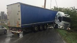 Tir fuori strada e scontro tra mezzi pesanti: Casilina nel caos