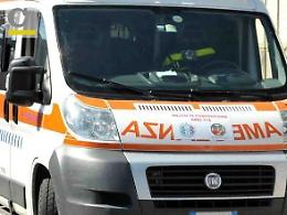 Violento scontro tra auto: due donne in ospedale e traffico in tilt