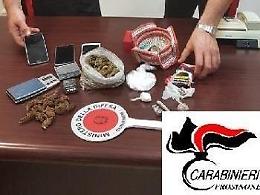 Conviventi e pusher: beccati in casa con droga, mannite e bilancini