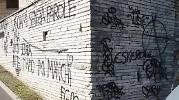 Annunci "hot" sulla fontana pubblica: cittadini disgustati