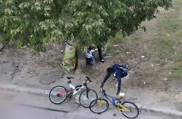 Furto abiti usati e "spartizione" sotto un albero in centro