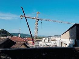Isola del Liri, la gru che per anni ha svettato nel centro storico verrà rimossa