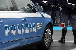 Preso a calci e pugni all'uscita di un locale: scattano le denunce