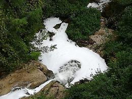 Fiume Cosa, enormi chiazze di schiuma nell'acqua: scatta l'allarme