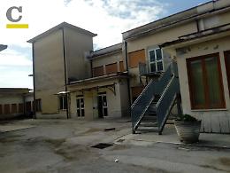 Ladri scatenati nella notte: due scuole saccheggiate e devastate
