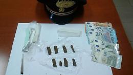 Spaccio di droga davanti le scuole, scatta il blitz: ventenne in manette