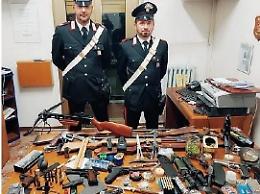 Con un arsenale da guerra e droga in casa: giovane arrestato