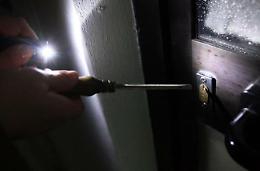 Bande di ladri a caccia di armi e computer: terrore nella notte
