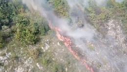 Sotto controllo l'incendio che aveva minacciato una casa e una stalla