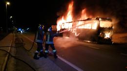 Pullman in fiamme: così l'autista ha evitato lo scontro con altre auto
