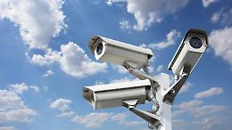 Getta rifiuti in strada, ripresa e multata. Ma lei denuncia: privacy violata