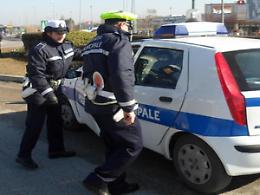 Merce contraffatta al mercato: sequestrate 59 paia di scarpe