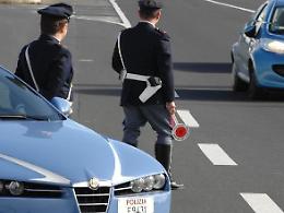 In viaggio sull'A1 con un coltello e targhe false: due polacchi nei guai