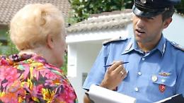 Abbraccia un'anziana, ma solo per rubarle la catenina d'oro: 60enne in manette