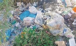 Abbandona rifiuti per strada, beccato operaio edile: salata la multa da pagare