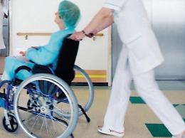 Attestati falsi, posti di lavoro veri: 27 operatori socio-sanitari nei guai