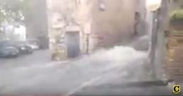 Due giovani si addormentano in auto e si trovano sommersi dall'acqua: salvati