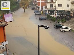 Maltempo, vie come fiumi. Una discoteca danneggiata dalla piena di un torrente