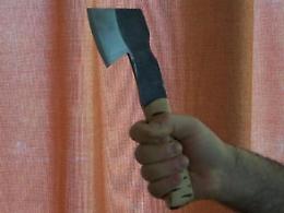 Minaccia il proprietario di casa con un'ascia per un'infiltrazione d'acqua