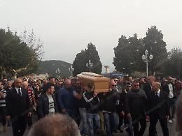 A Sant'Antimo una folla ha accolto Antonio Russo per l'ultimo saluto
