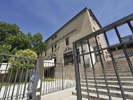 Botte a Natale, persino con un attizzatoio: famiglia a processo