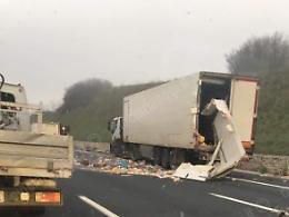 Incidenti a catena sull'A1: donna incinta elitrasportata. Tir si ribalta