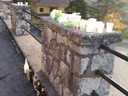 Brindisi e rifiuti sul sagrato della chiesa: il parroco passa al contrattacco