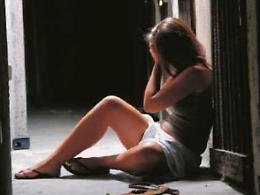 Baci, abbracci e "toccatine" alle studentesse: parte il processo al professore