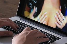 Modella trans seminuda davanti alla chiesa: scoppia un putiferio sul web