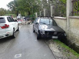 Cassino, maltempo: la furia dell'acqua travolge auto, recinti e cancelli