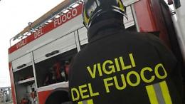 Auto distrutta dal fuoco in pieno centro: le probabili cause