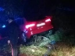 Svaligiano una casa e fuggono in auto, ma finiscono fuori strada. Poi spariscono