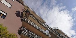 Danni del maltempo: crolla un cornicione, una quercia cade su una strada