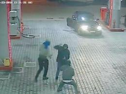 Quattro raid ai distributori di benzina: preso il duo delle rapine lampo