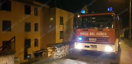 Incendio alle case popolari: a fuoco una cantina. Danni e paura