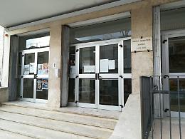 Crolla il muro del giardino, il Comune: scuola sicura. Ma gli alunni non entrano