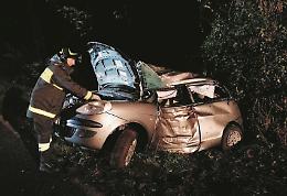 Casilina maledetta: in coma il 22enne alla guida dell'auto finita contro un pino