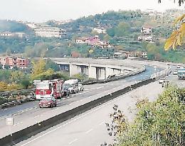 Litiga con la ragazza e va via di casa: ritrovato in un fosso sulla superstrada