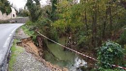 Maltempo, frana il terreno lungo la strada provinciale via Mària